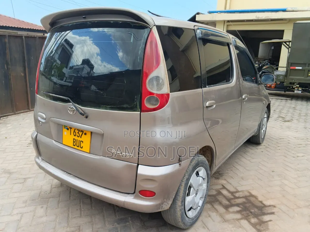Toyota Fun Cargo 2004 Gold