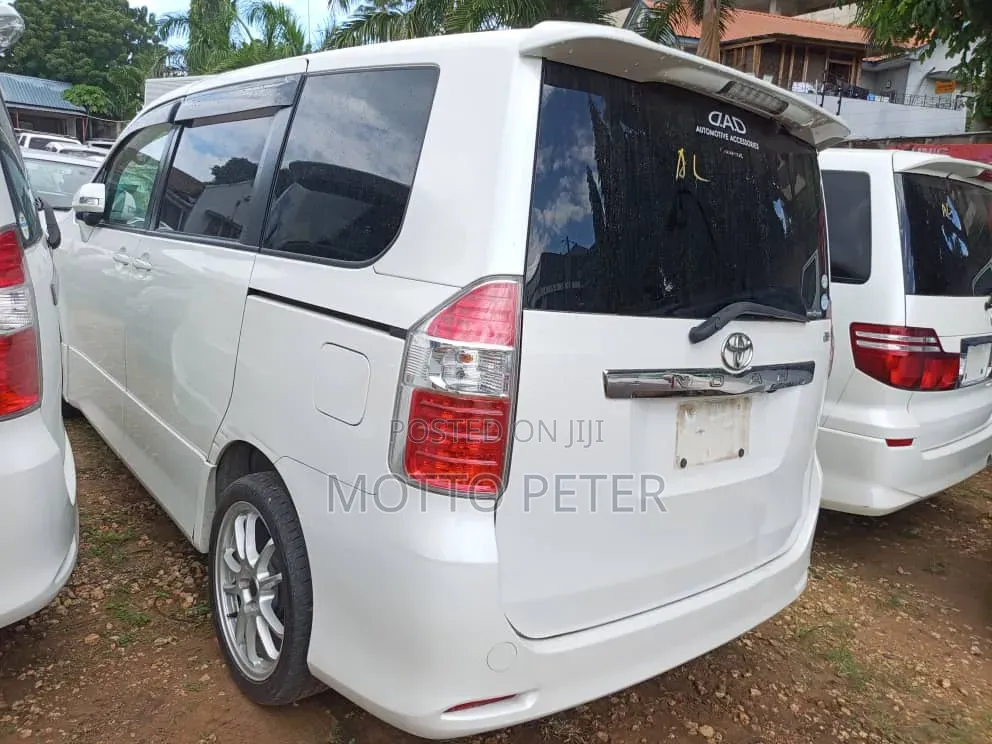 Toyota Noah 2009 White