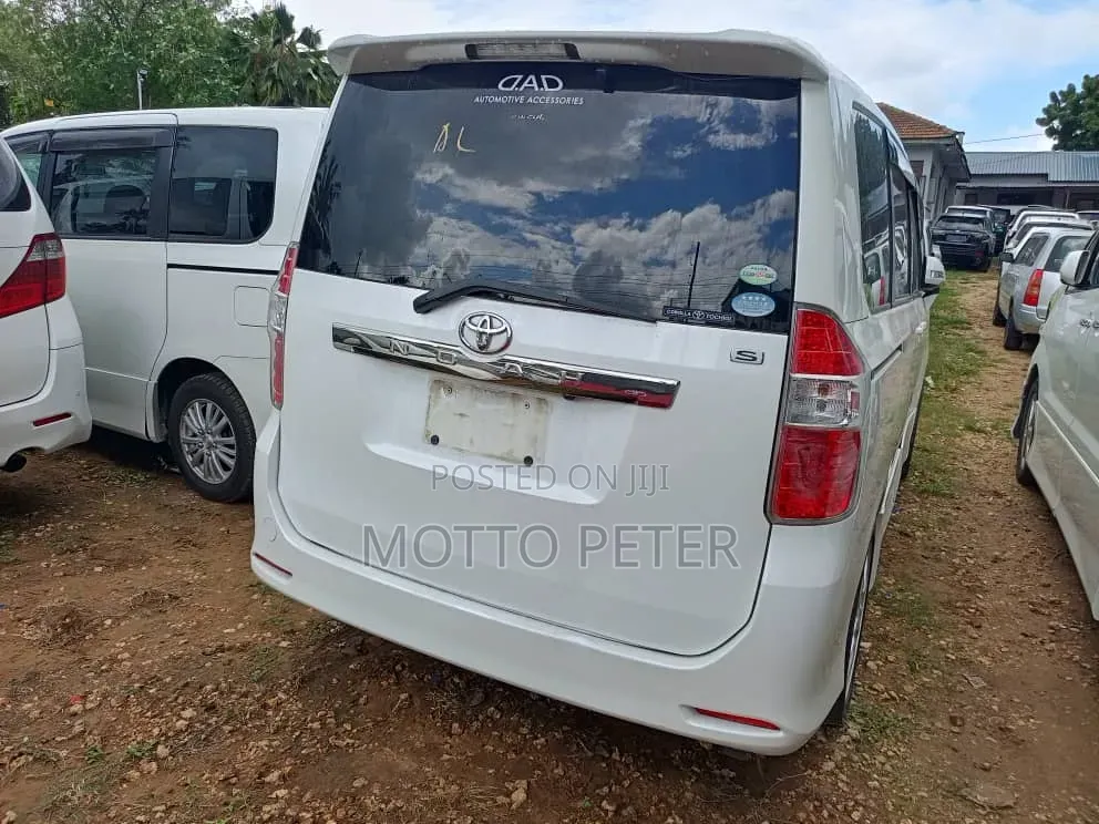 Toyota Noah 2009 White