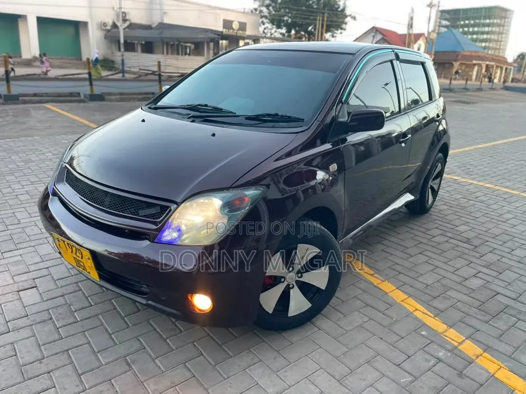 Toyota IST 2006 Maroon