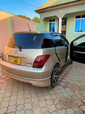 Toyota IST 2004 Gold