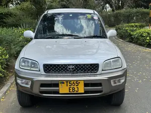 Toyota RAV4 Base 4x4 1999 White