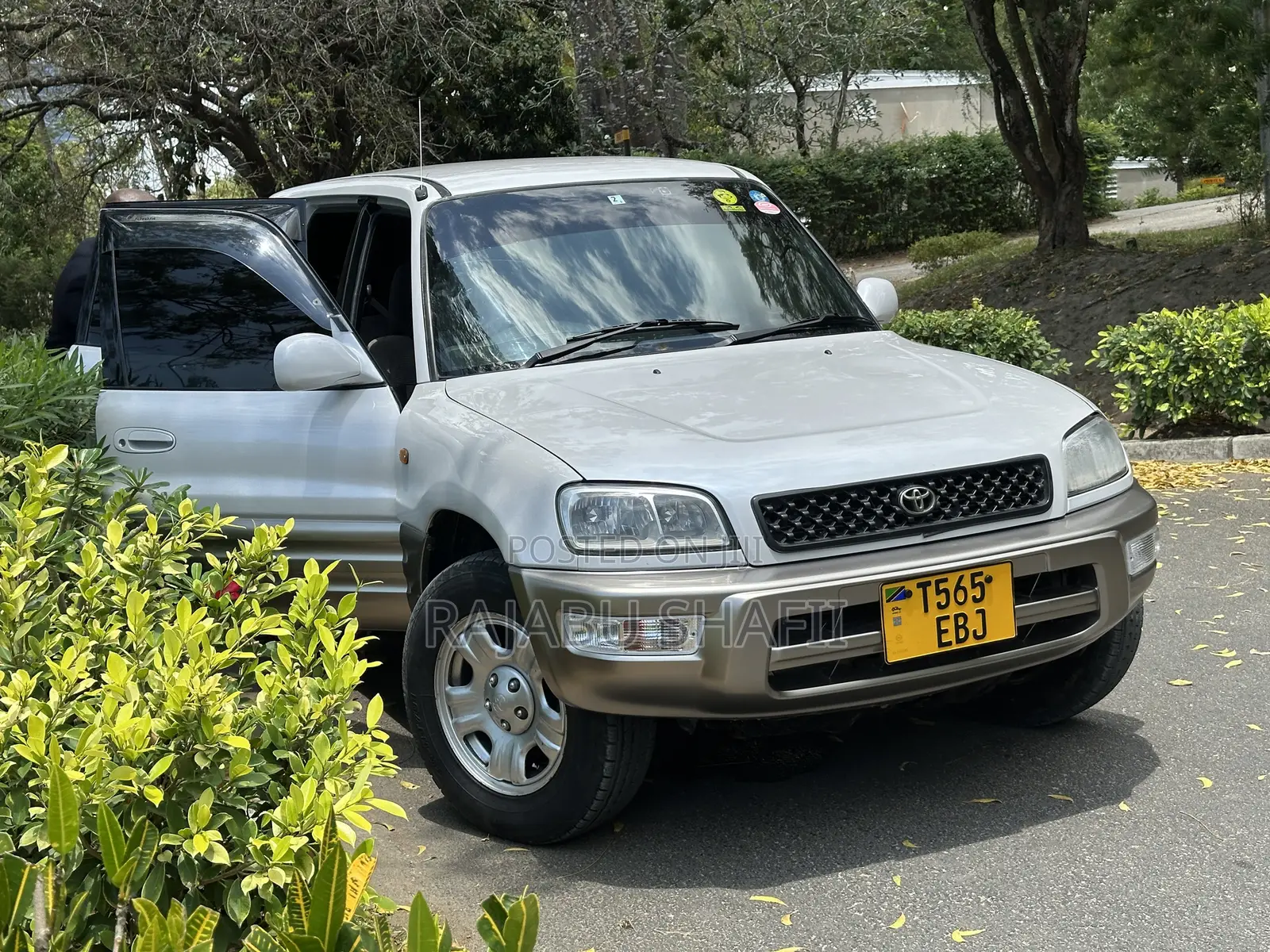 Toyota RAV4 Base 4x4 1999 White
