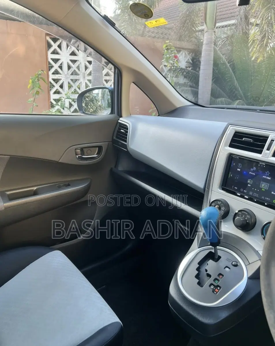 Toyota Ractis 2010 Blue