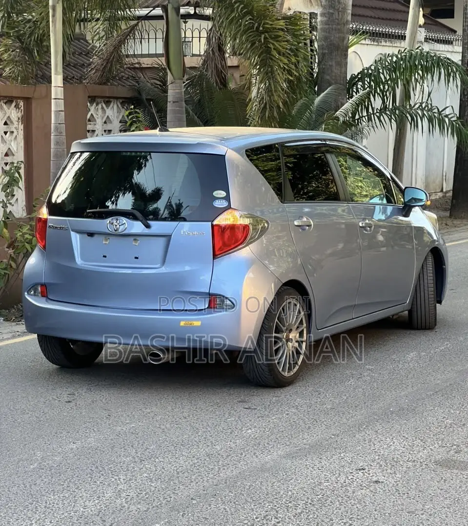 Toyota Ractis 2010 Blue