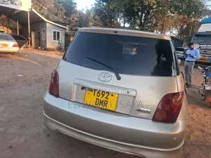 Toyota IST 2005 Gold