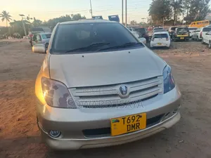 Toyota IST 2005 Gold
