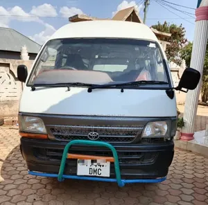 Toyota HiAce 2000 White