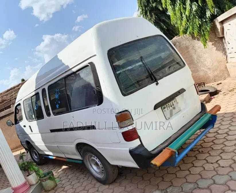 Toyota HiAce 2000 White