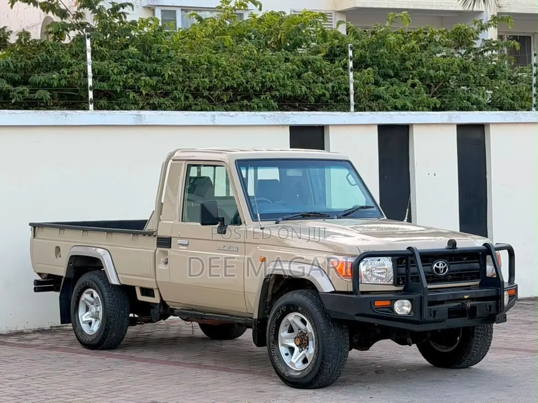 Toyota Land Cruiser 79 Series 2012