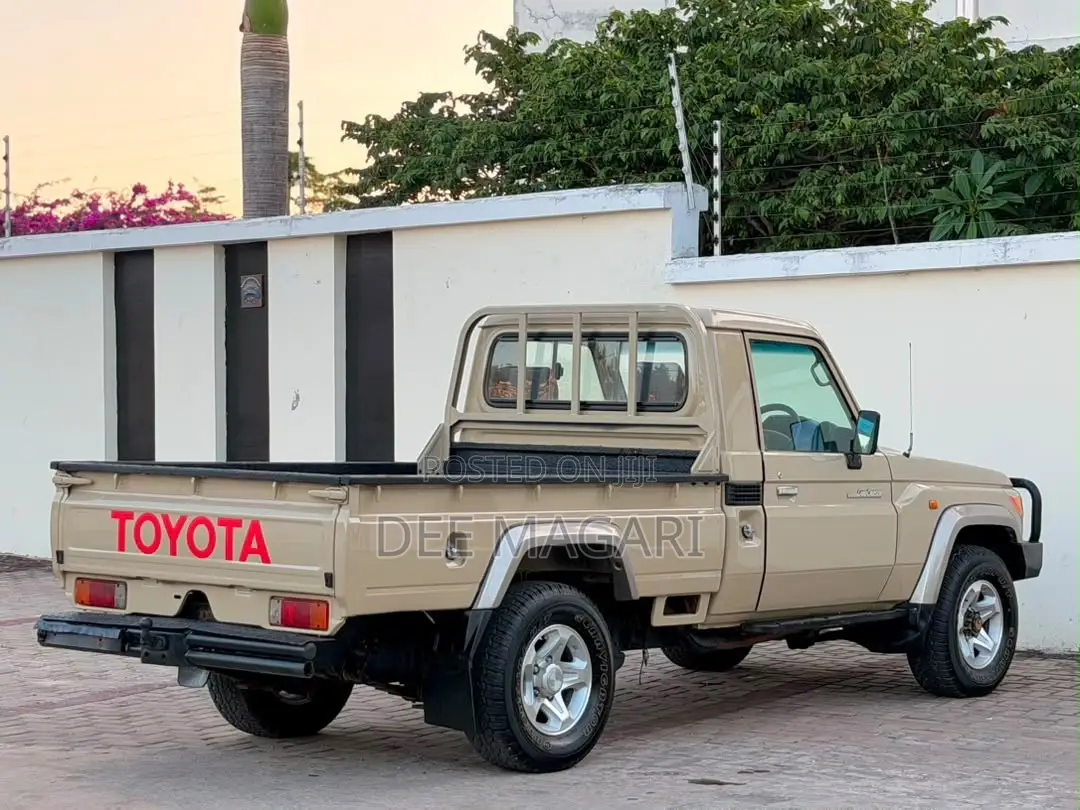 Toyota Land Cruiser 79 Series 2012