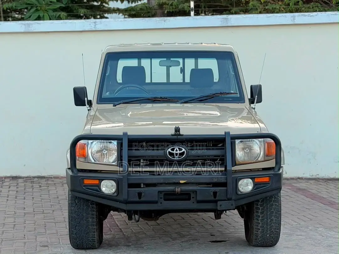 Toyota Land Cruiser 79 Series 2012