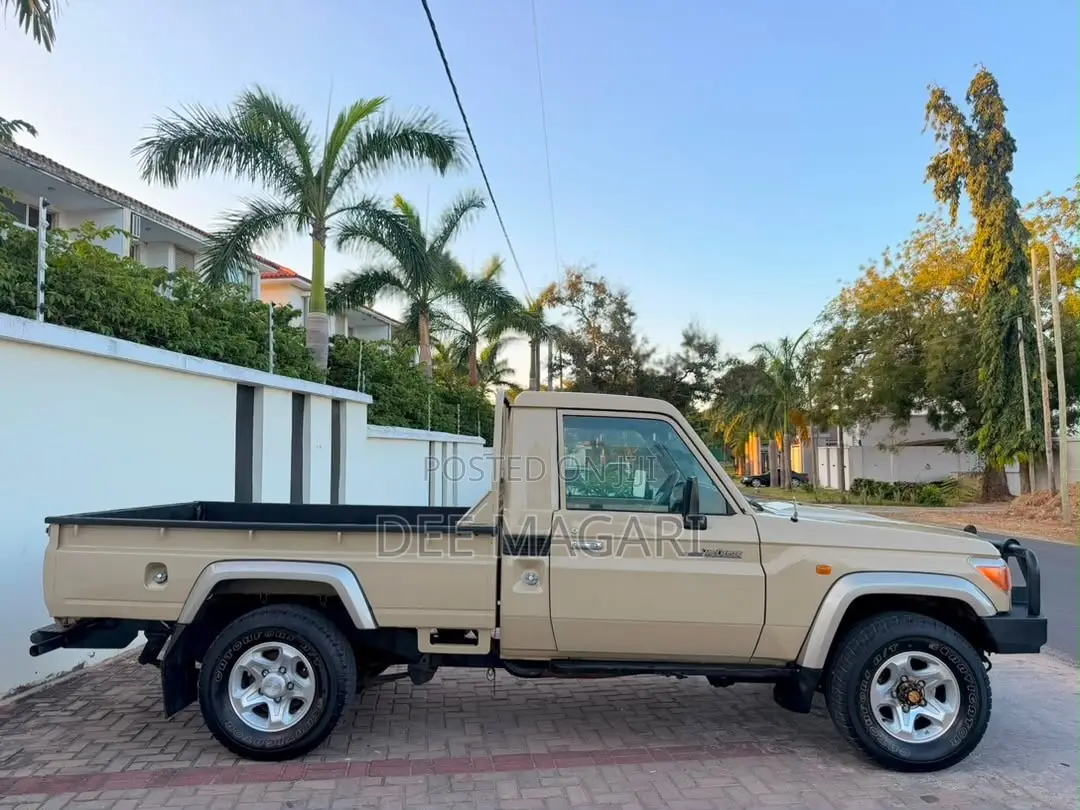 Toyota Land Cruiser 79 Series 2012