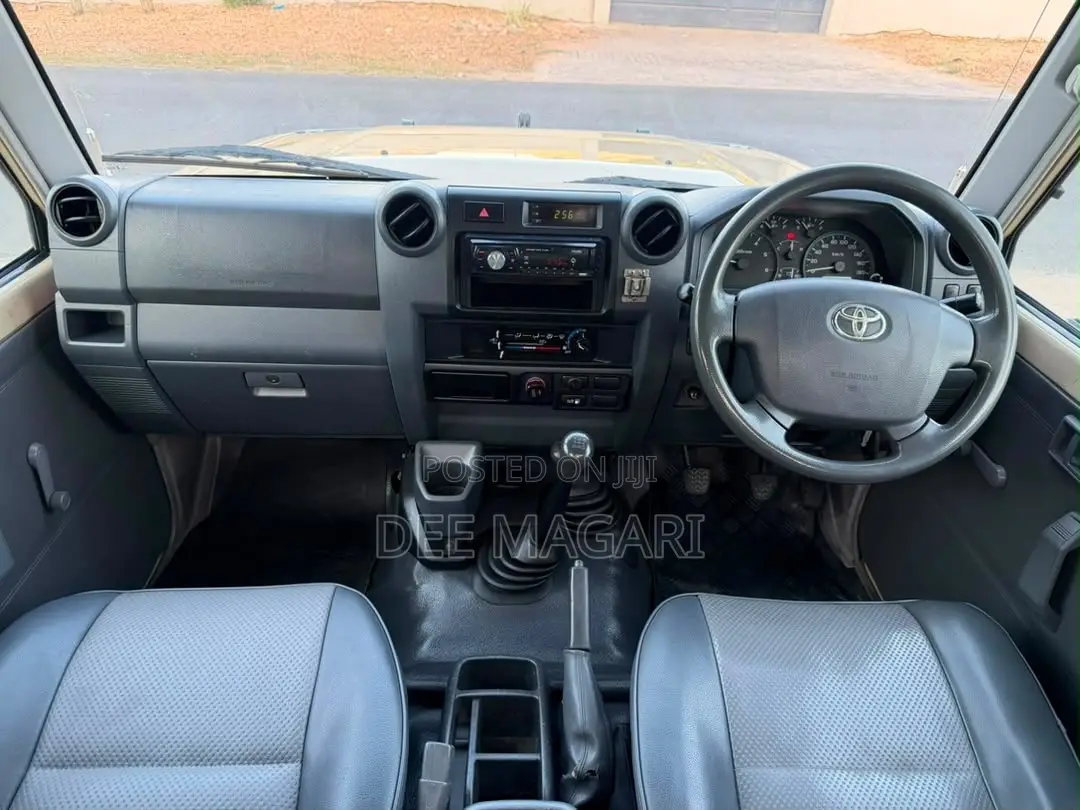 Toyota Land Cruiser 79 Series 2012