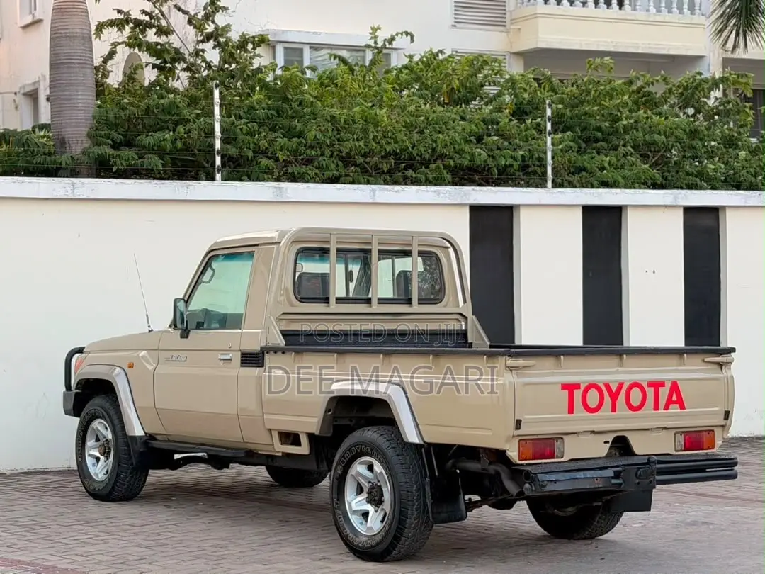 Toyota Land Cruiser 79 Series 2012