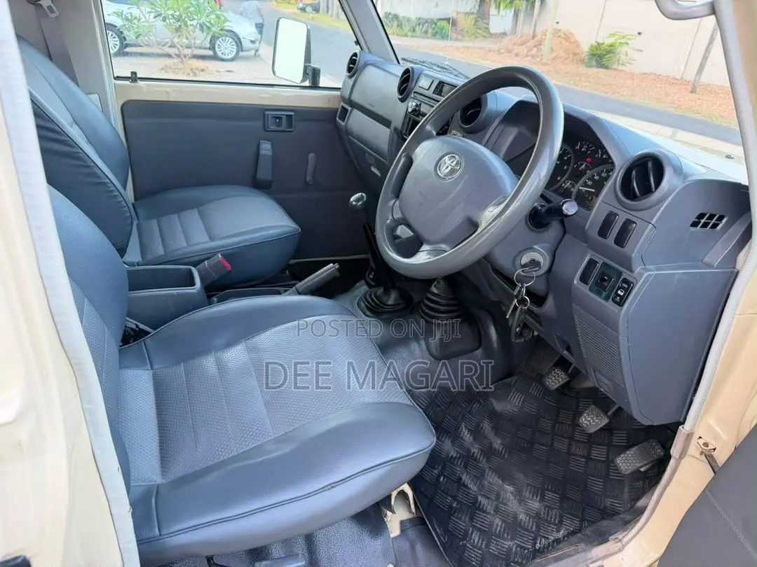 Toyota Land Cruiser 79 Series 2012