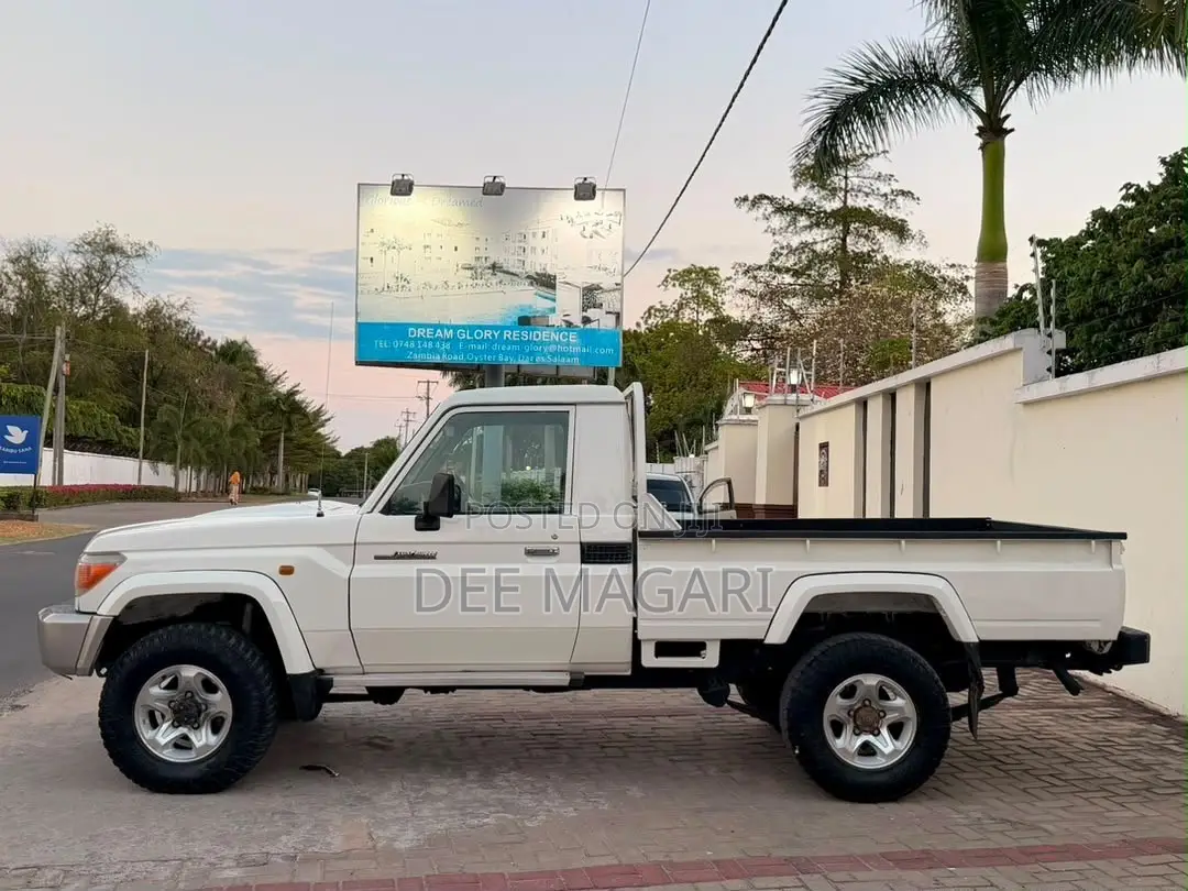 Toyota Land Cruiser 2016 White