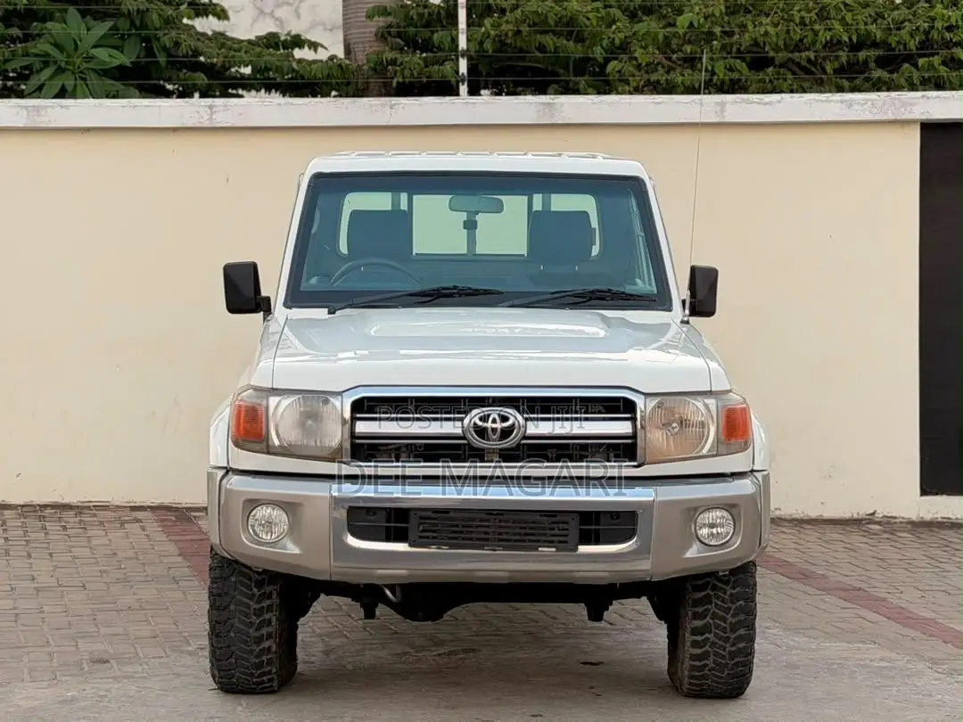Toyota Land Cruiser 2016 White