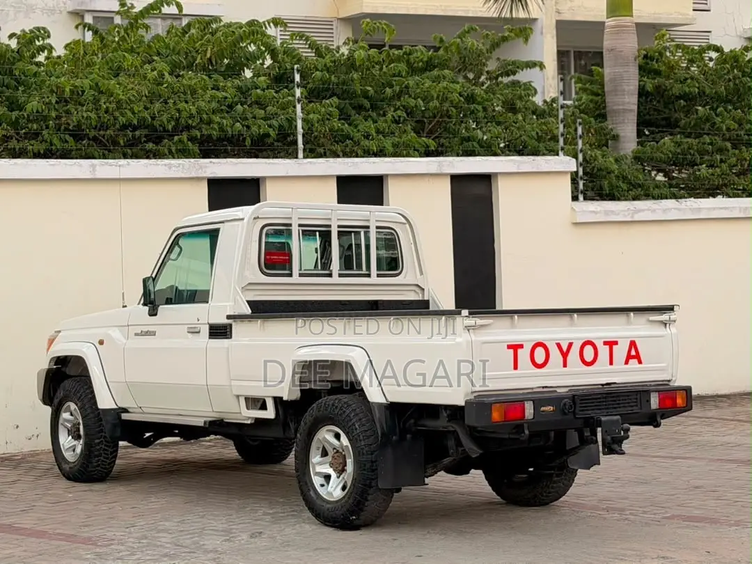 Toyota Land Cruiser 2016 White