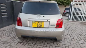 Toyota IST 2005 Gold