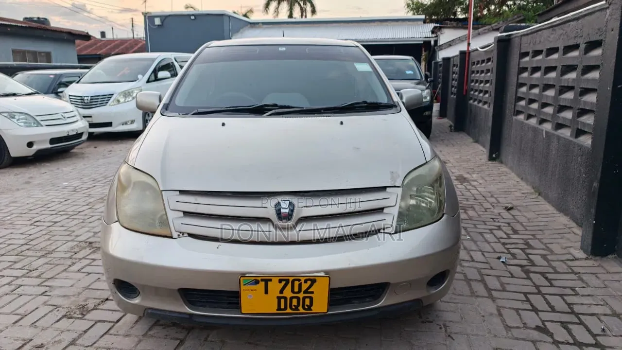 Toyota IST 2005 Gold