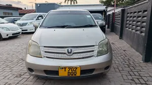 Toyota IST 2005 Gold