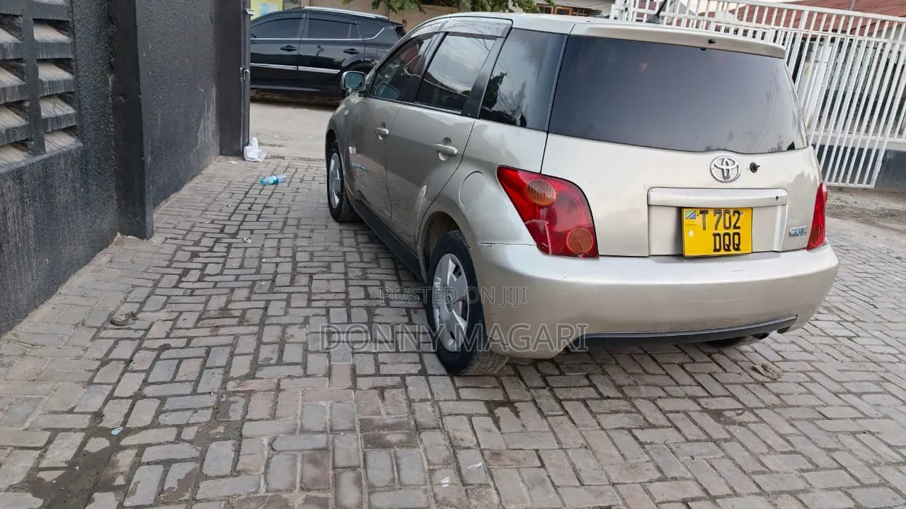 Toyota IST 2005 Gold