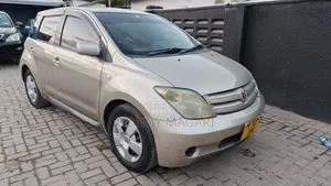 Toyota IST 2005 Gold