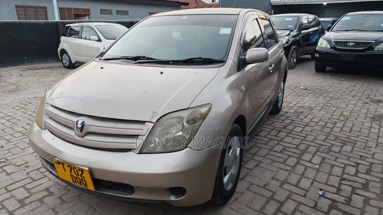 Toyota IST 2005 Gold