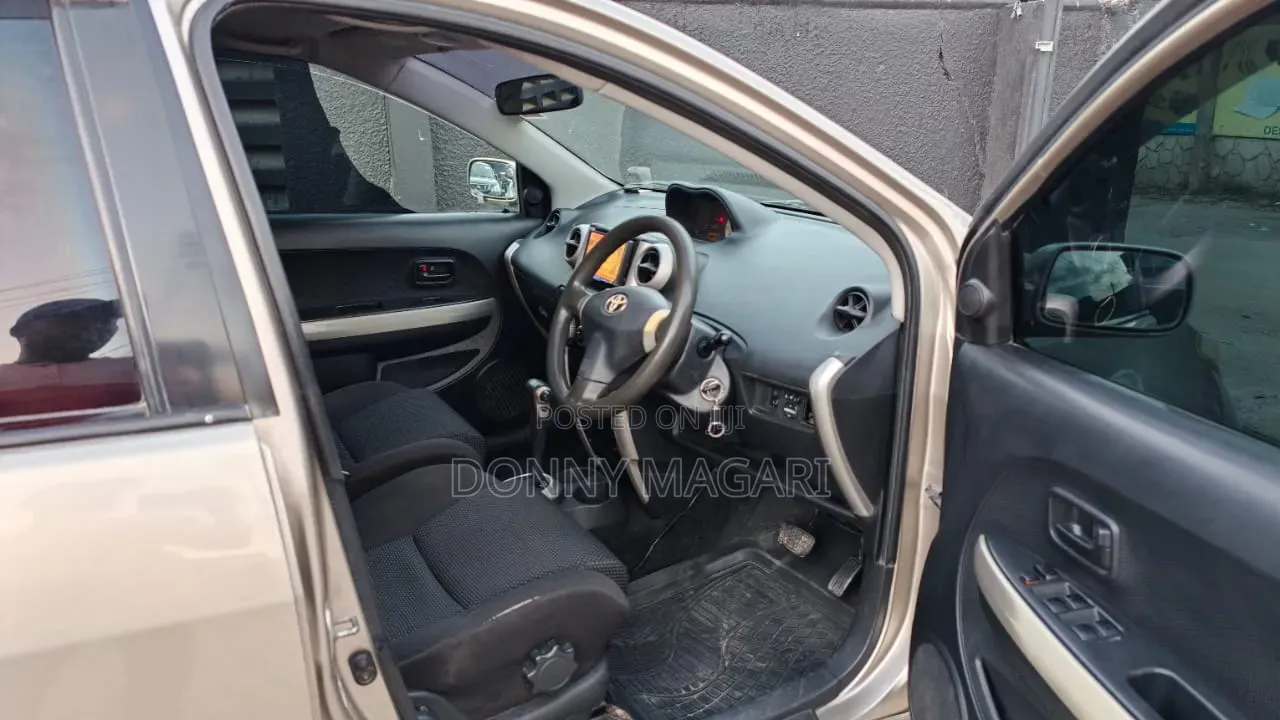 Toyota IST 2005 Gold