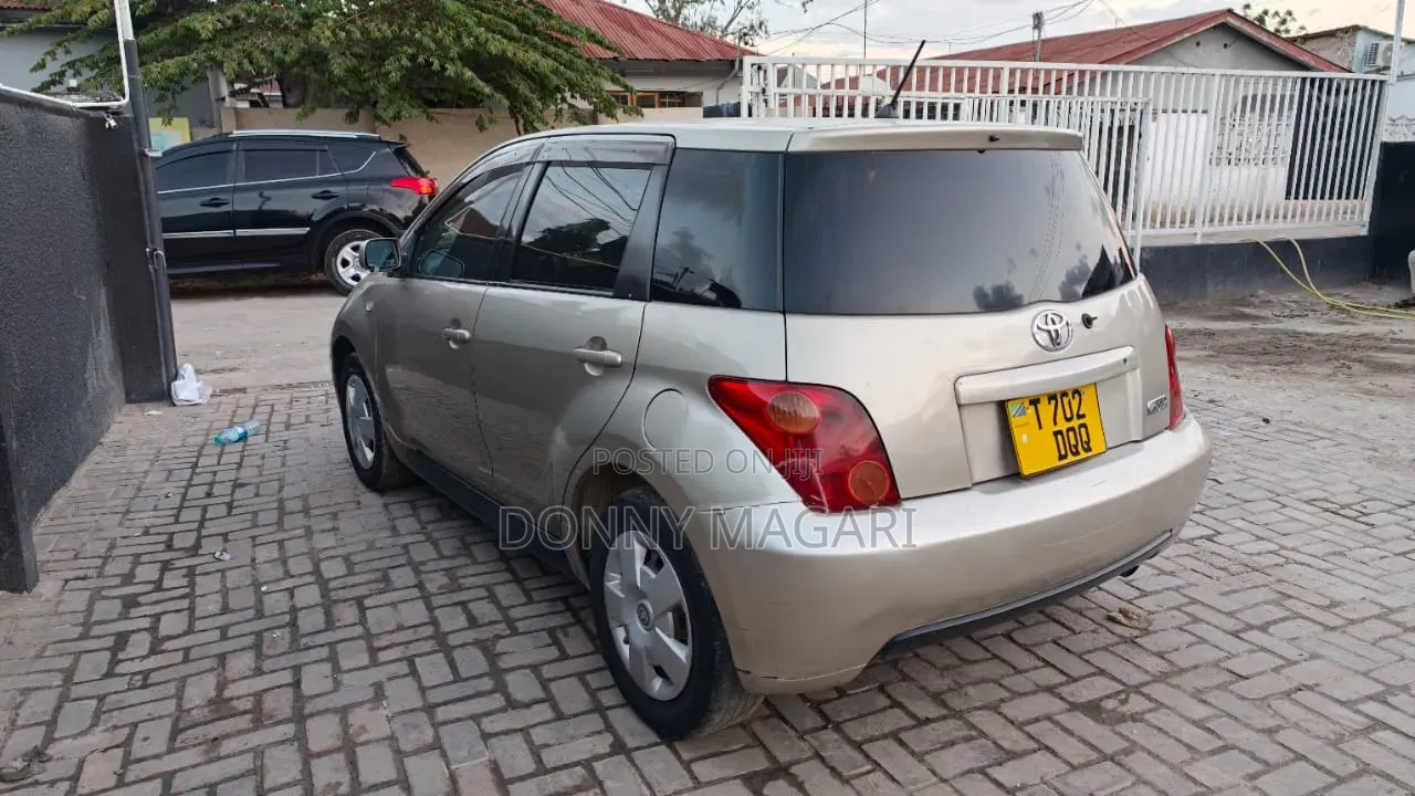 Toyota IST 2005 Gold