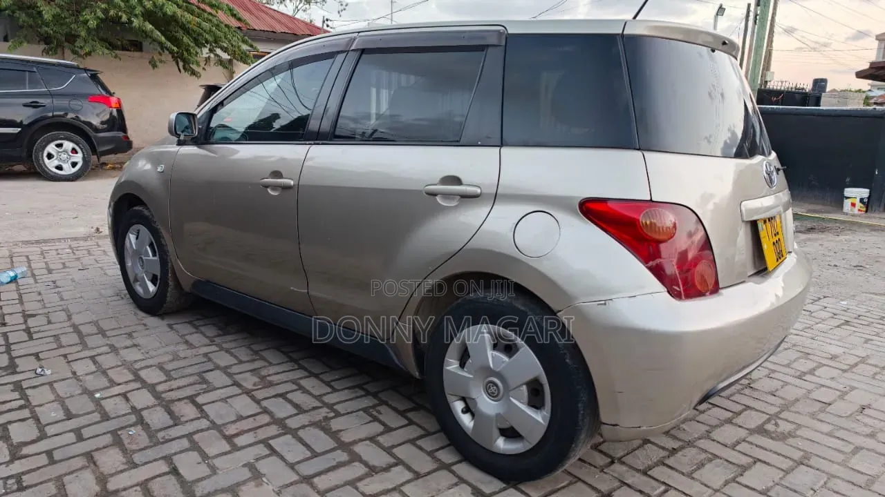 Toyota IST 2005 Gold