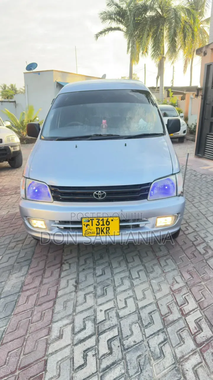 Toyota Noah 2001 Silver