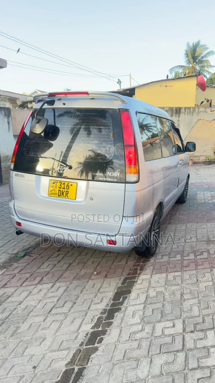 Toyota Noah 2001 Silver