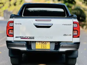 Toyota Hilux 2024 White