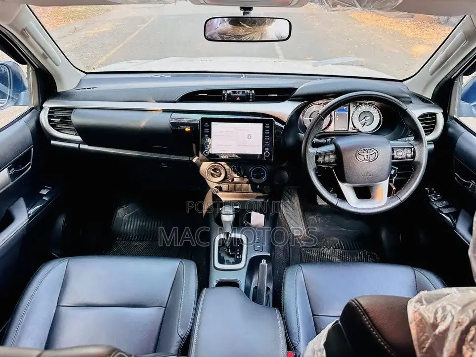 Toyota Hilux 2024 White