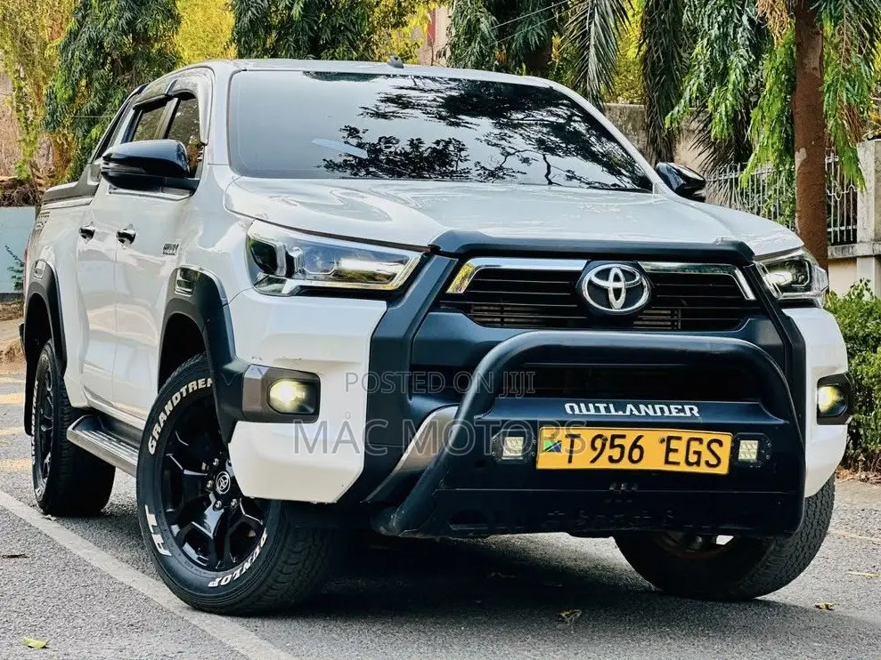 Toyota Hilux 2024 White