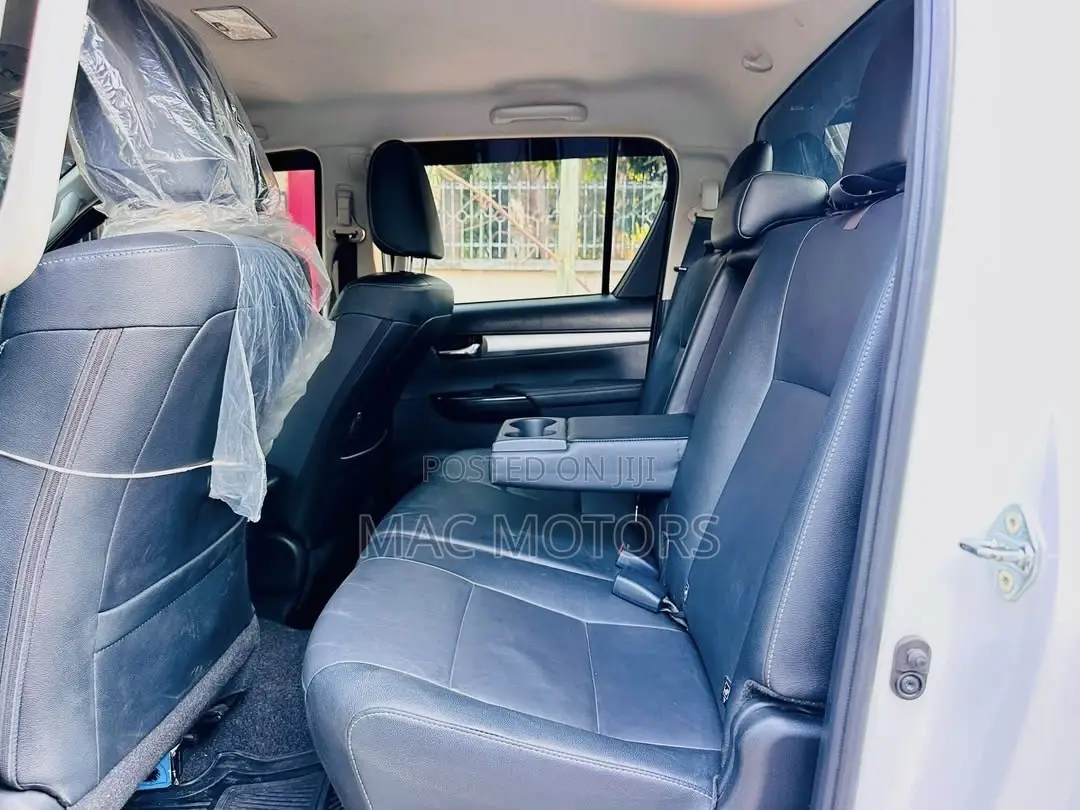 Toyota Hilux 2024 White
