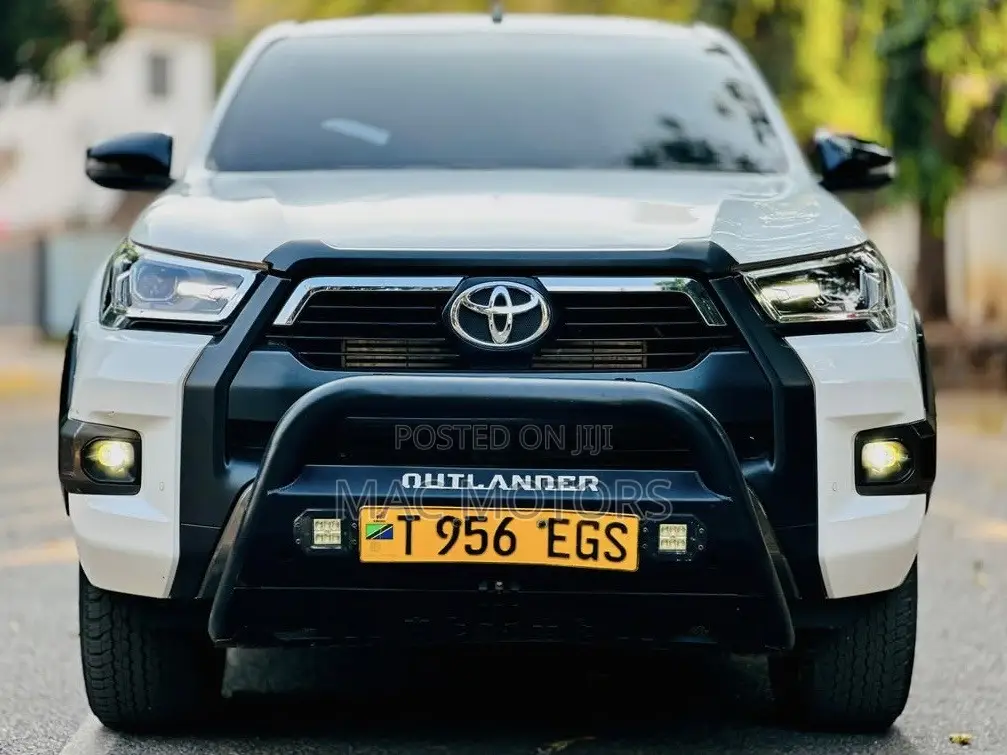 Toyota Hilux 2024 White