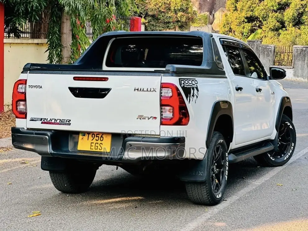 Toyota Hilux 2024 White