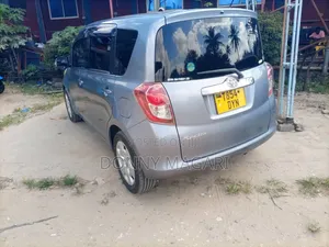 Toyota Ractis 1.3 FWD 2008 Gray