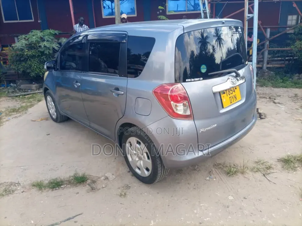 Toyota Ractis 1.3 FWD 2008 Gray