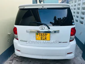 Toyota Corolla Rumion Hatchback 1.5 FWD 2010 White