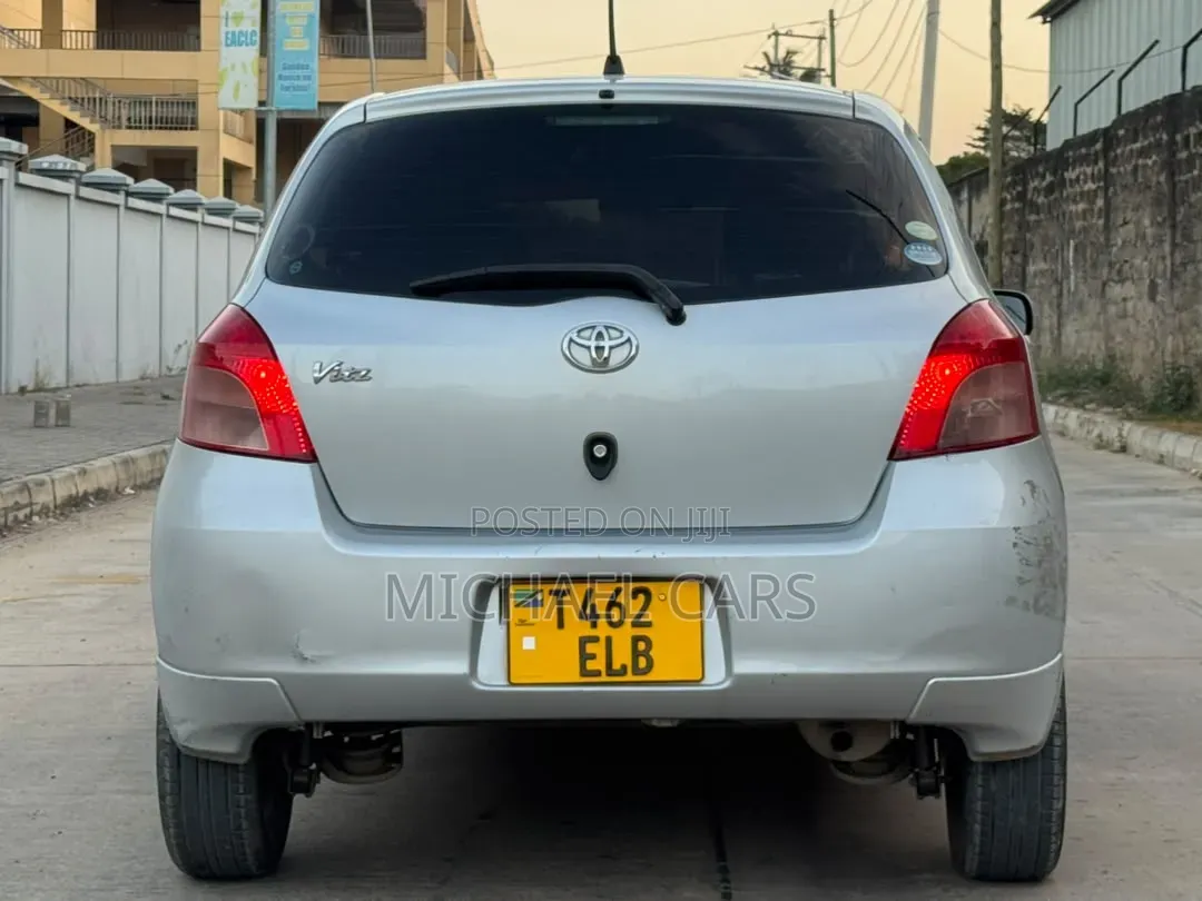 Toyota Vitz 2005 Silver