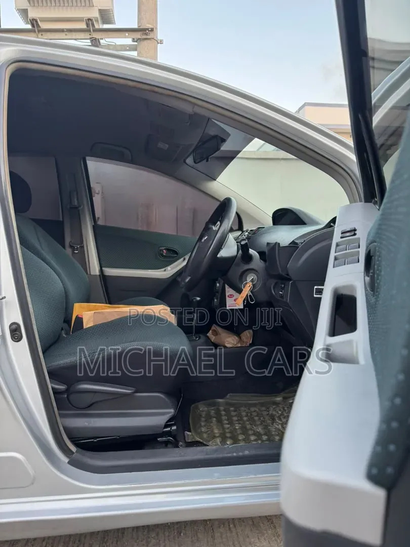 Toyota Vitz 2005 Silver