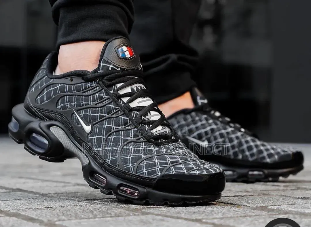 Bold Sneakers Completely Gentlemen