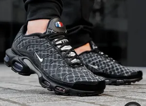 Bold Sneakers Completely Gentlemen