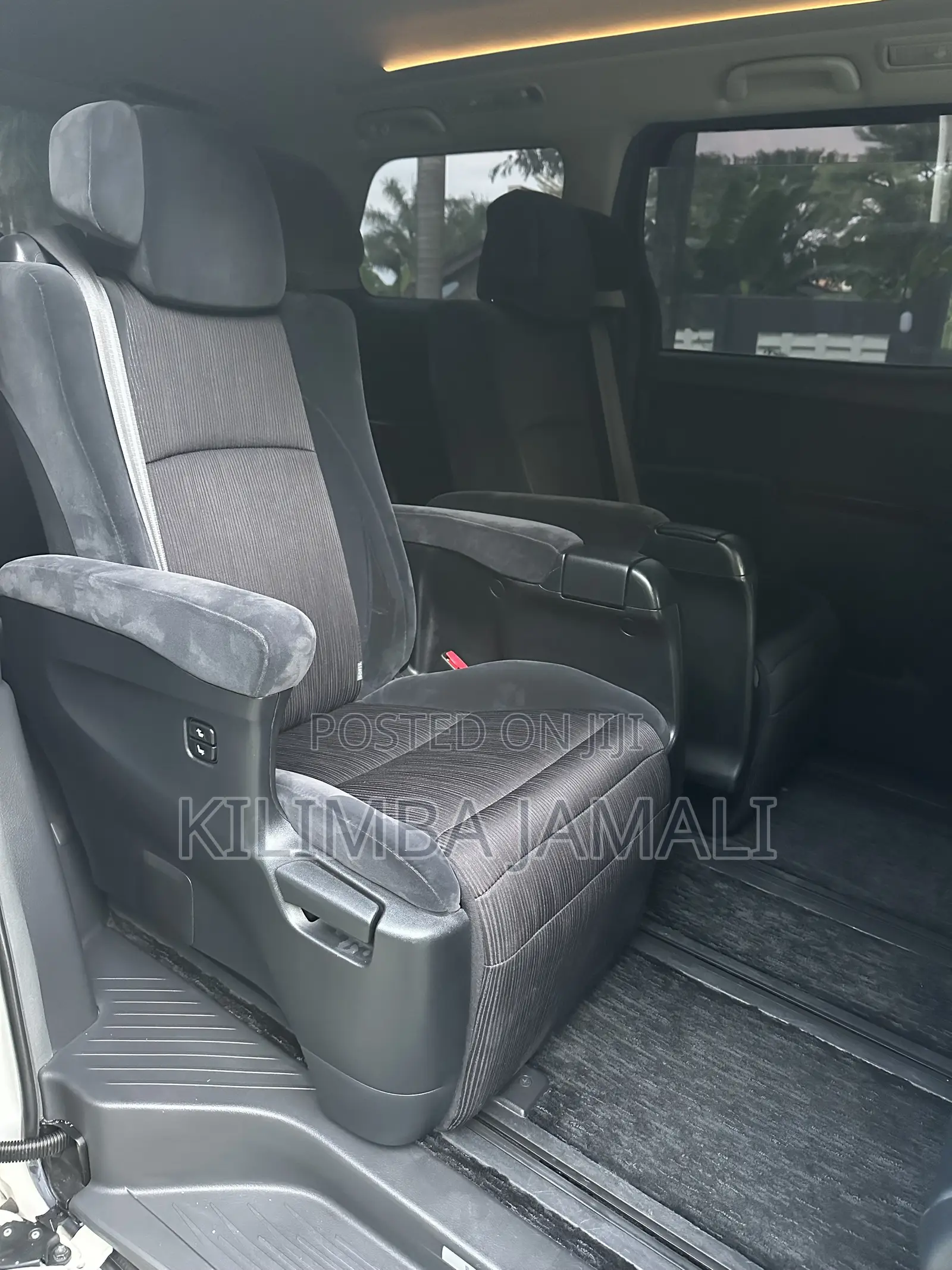 Toyota Vellfire 2010 White