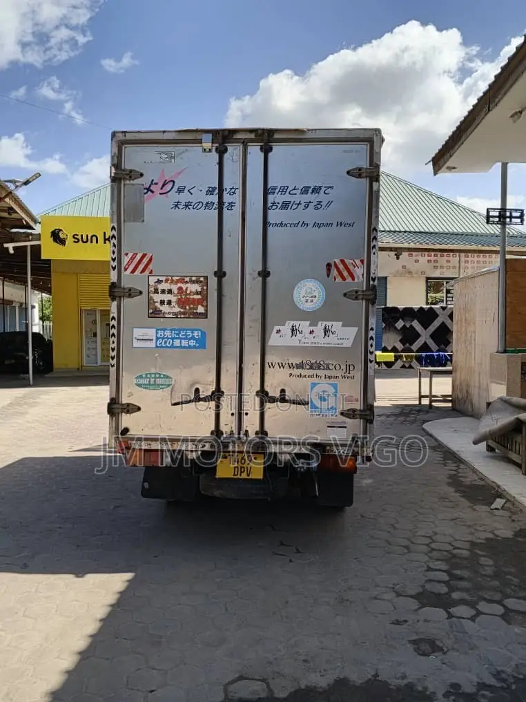 Dyna Box Body Truck Tani 2 Na Nusu