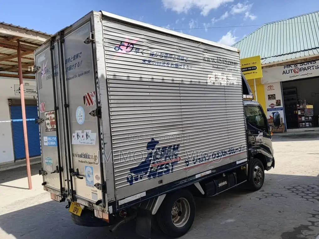 Dyna Box Body Truck Tani 2 Na Nusu